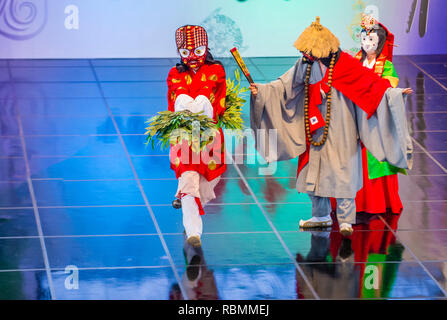 I ballerini folk coreani si esibiscono al festival Maskdance di Andong, Corea del Sud Foto Stock