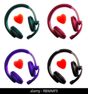 Set di auricolari, cuffie colorate in nero, viola, verde, indaco e cuore rosso isolato su sfondo bianco. Call Center per il supporto tecnico, amore, Foto Stock