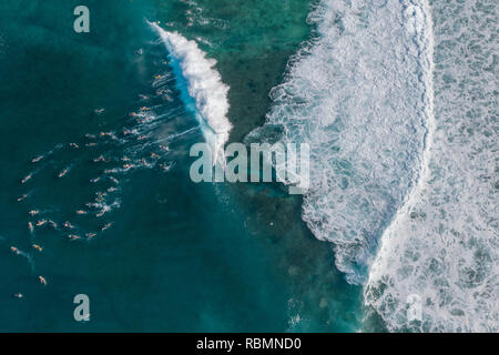 Una veduta aerea di un surfista la cattura di un'onda di backdoor sulla North Shore di Oahu. Foto Stock