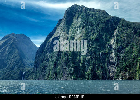 Montagne Rocciose e cascata in Milford Sound, immagine presa dal cruise ferry Foto Stock