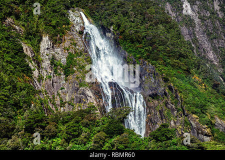 Alta cascata a Milford Sound, foto scattata da cruise ferry. Foto Stock