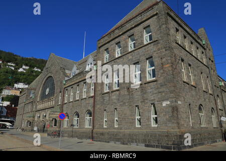 La facciata esterna del Bergen stazione ferroviaria edificio nella città di Bergen, Norvegia. Foto Stock