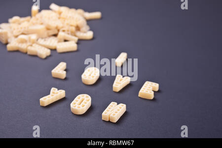 Il testo I love you scritta con maccheroni in forma di lettere su tavoli in legno nero Foto Stock