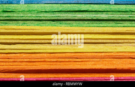 Vicino la bellissima in legno colorato ghiaccioli stick. Foto Stock