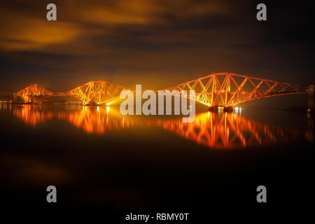 Il Firth of Forth a sbalzo ponte ferroviario a Queensferry,Scozia Scotland Foto Stock