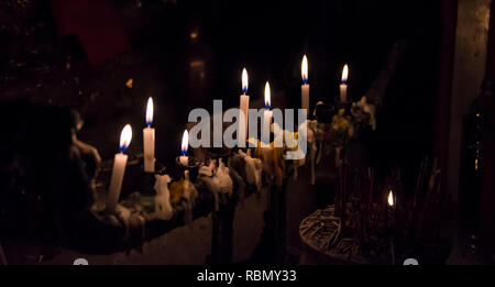 Candele nella grotta di Wat Tham Suwan Kuha grotta. 22 Dicembre 2018 Foto Stock