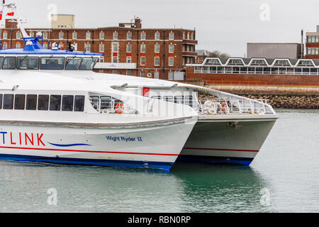 Wight Link catamarano servizio traghetto passeggeri nave Wight Ryder II si avvicina a Portsmouth Porto in barca a vela il Solent, Isola di Wight Foto Stock