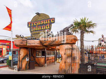 Treasure Island Adventure Golf, un mini golf di divertimenti per tutta la famiglia su Clarence Esplanade da Clarence Pier a Southsea seafront, Portsmouth, Regno Unito Foto Stock