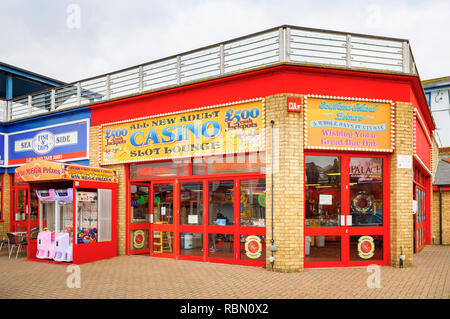 Southsea Isola Leisure, una famiglia colorata sala giochi e casinò da Clarence Pier a Southsea, Portsmouth, Regno Unito Foto Stock