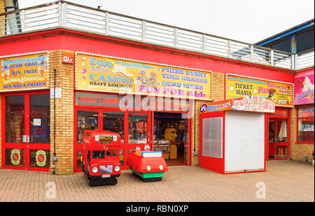 Southsea Island Pleasure, una famiglia colorata sala giochi e casinò da Clarence Pier a Southsea, Portsmouth, Regno Unito Foto Stock