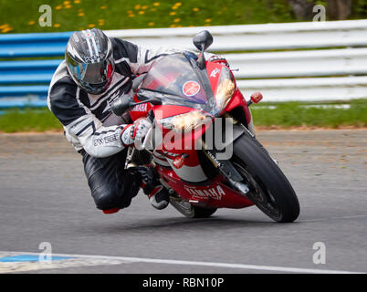 HÄMEENLINNA, Finlandia - 11 Aprile 2016: una moto sportiva ad alta velocità su pista su aperto giorno di prove a Ahvenisto circuito di gara in Finlandia. Foto Stock