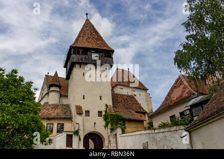 Ingresso della fortificazione Luthern chiesa evangelica in Bazna, Romania Foto Stock