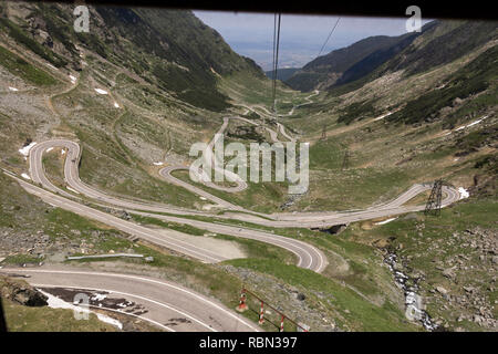 Una delle strade windiest nel mondo è la autostrada Transfagaras attraversando Monti Fagaras in Romania Foto Stock