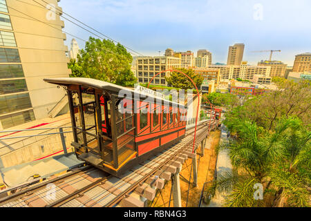 Los Angeles, California, Stati Uniti - 9 Agosto 2018: vista prospettica degli angeli volo una funicolare in Hill Street, Bunker Hill di LA Downtown. Los Angeles Historic-Cultural monumento. Foto Stock