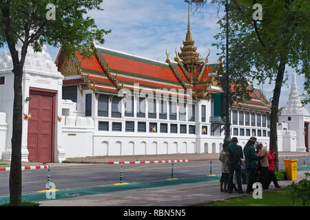 Un edificio laterale del Grand Palace a Bangkok, Thailandia, visto da Sanam Chai Road Foto Stock