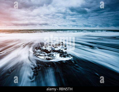 Grandi pezzi di iceberg che scintillano sulla sabbia nera. Il pittoresco e una stupenda scena. Ubicazione Posto famoso Jokulsarlon laguna, Vatnajokull nati Foto Stock