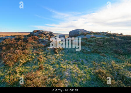 Gritstone formazioni rocciose nel Derbyshire Peak District su una chiara frosty autunno mattina Foto Stock