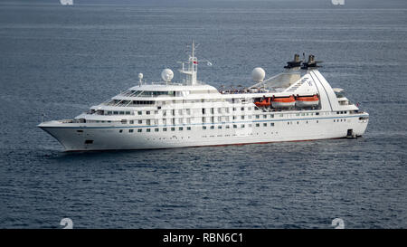 MONTE CARLO, MONACO: 26 MAGGIO 2018: Nave da crociera di lusso Star Pride gestita da Windstar Cruises al largo della costa Foto Stock