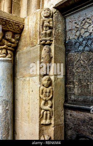 Intricate incisioni sull'ingresso della chiesa romanica a Mailhat, Puy de Dome, regione Alvernia Rodano Alpes, Francia Foto Stock