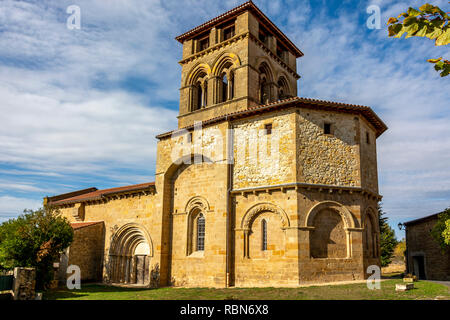 Mailhat. Chiesa romanica con il suo campanile quadrato, Puy de Dome dipartimento, Auvergne-Rhone-Alpes, Francia Foto Stock