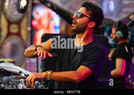 Dj olandese r3hab performing live a tomorrowland electronic dance music festival Foto Stock