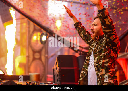 Il francese superstar dj David Guetta performing live a tomorrowland electronic dance music festival Foto Stock