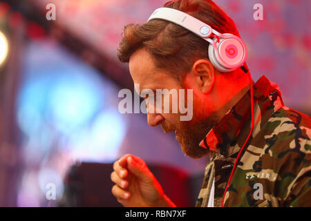 Il francese superstar dj David Guetta performing live a tomorrowland electronic dance music festival Foto Stock