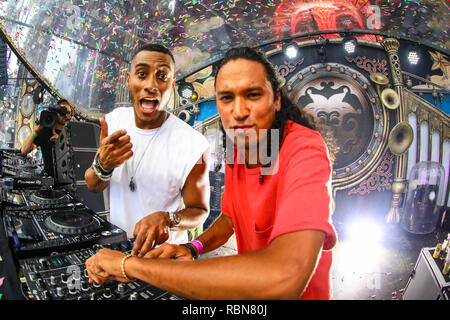 Olandese del duo di DJ sunnery james & ryan marciano performing live a tomorrowland electronic dance music festival Foto Stock