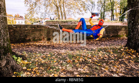 Lucca, Italia, 03/11/2018: durante i giorni di carnevale un cosplayer  vestito come un cappellaio matto, carattere del famoso film di Alice nel  Paese delle Meraviglie Foto stock - Alamy