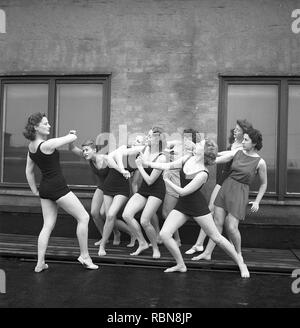 I ginnasti nel 1940s. Un gruppo di donne ginnasti sono la formazione insieme su una parte superiore di un edificio. Svezia Foto Kristoffersson Ref O7-1-6. La Svezia 1945 Foto Stock