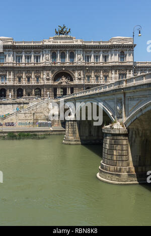 Roma, Italia - 22 giugno 2017: Costruzione della Suprema Corte di Cassazione e il fiume Tevere nella città di Roma, Italia Foto Stock