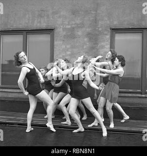 I ginnasti nel 1940s. Un gruppo di donne ginnasti sono la formazione insieme su una parte superiore di un edificio. Svezia Foto Kristoffersson Ref O7-1-6. La Svezia 1945 Foto Stock