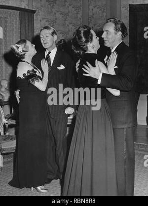 In ballo nel 1940s. Due coppie di ballo durante una festa. Una scena da quando un film è fatto. La Svezia 1947 Kristoffersson foto Foto Stock