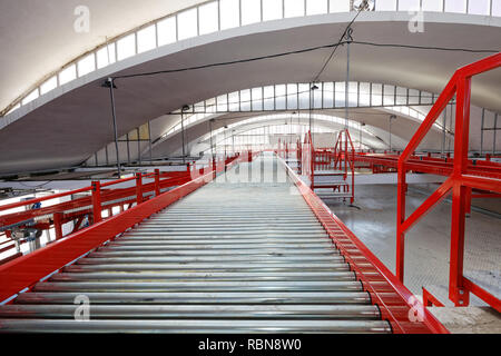 I trasportatori lunghi per la spedizione e il trasporto nel centro di distribuzione Foto Stock