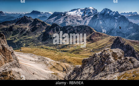 Marmolada, Dolomiti, northern Itay. Guardando verso il Passo Pordoi nelle Dolomiti in una splendida giornata autunnale. Foto Stock