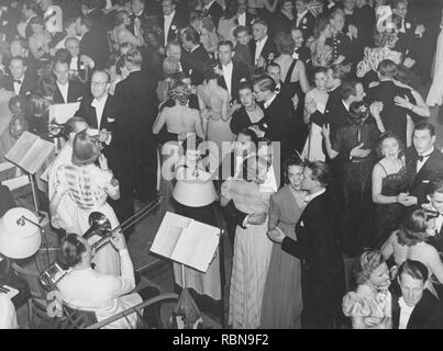 In ballo nel 1940s. La pista da ballo è riempito con ben vestito coppie danzanti, spostando la musica a un partito. La Svezia 1940s Foto Stock