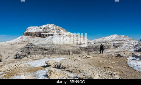 Tourist sulla roccia del Sass Pordoi. Vista verso il Piz Boe di montagna, Gruppo Sella, Dolomiti Trentino Provincia, Italia. Foto Stock