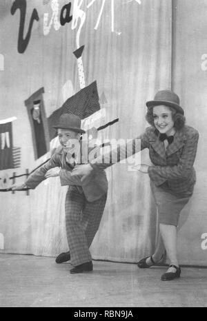 In ballo nel 1940s. Una giovane coppia a teatro danza insieme nei loro costumi di scena. Foto Svezia 1940s Foto Stock