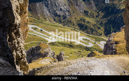 Un rock windows dal Sass Pordoi altopiano delle Dolomiti in Trentino Alto Adige, Italia settentrionale, l'Europa. Vista del Passo Pordoi con serpentine leadin Foto Stock