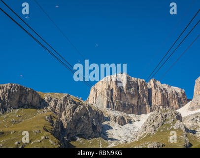 La vista delle montagne il Sass Pordoi dalla stazione della funivia sul Passo Pordoi, Dolomiti, Trentino Alto Adige, Italia settentrionale Foto Stock