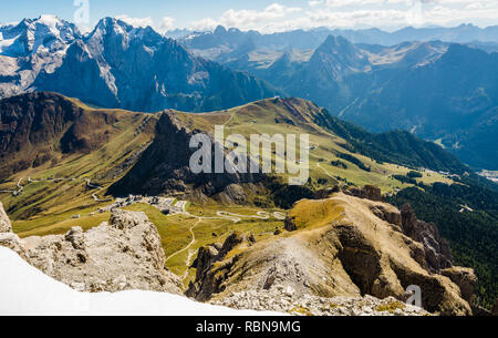 Marmolada, Dolomiti, northern Itay. Guardando verso il Passo Pordoi nelle Dolomiti in una splendida giornata autunnale. Foto Stock