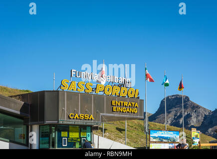 Stazione della Funivia sul Passo Pordoi (2.240 m), che conduce al Sass Pordoi (2.950 m), il gruppo del Sella, Dolomiti, Italia Foto Stock
