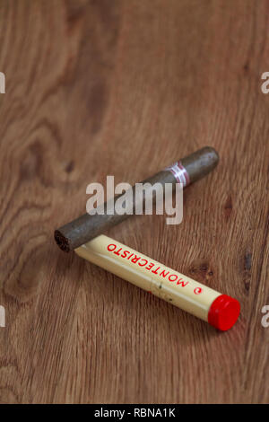 Sigaro cubano con il tubo Foto stock - Alamy