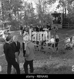 Dancing negli anni cinquanta. Un bel dehor estivo evento di ballo dove le giovani coppie sono ballare e divertirsi. Una fascia su un piccolo palcoscenico è in riproduzione. La Svezia 1958. Rif BV104-5 Foto Stock