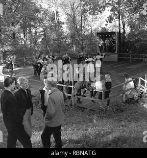 Dancing negli anni cinquanta. Un bel dehor estivo evento di ballo dove le giovani coppie sono ballare e divertirsi. Una fascia su un piccolo palcoscenico è in riproduzione. La Svezia 1958. Rif BV104-6 Foto Stock