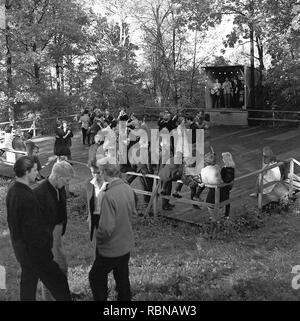 Dancing negli anni cinquanta. Un bel dehor estivo evento di ballo dove le giovani coppie sono ballare e divertirsi. Una fascia su un piccolo palcoscenico è in riproduzione. La Svezia 1958. Rif BV104-7 Foto Stock