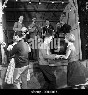 Dancing negli anni cinquanta. Un bel dehor estivo evento di ballo dove le giovani coppie sono ballare e divertirsi. Una fascia su un piccolo palcoscenico è in riproduzione. La Svezia 1958. Rif BV104-9 Foto Stock