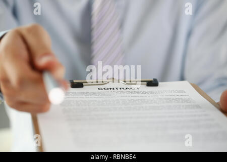 Braccio maschio in tuta offerta sotto forma di contratto su Foto Stock