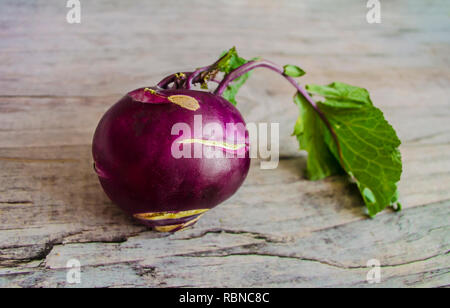 Viola il cavolo rapa su sfondo di legno. Foto di vegetali. Foto Stock