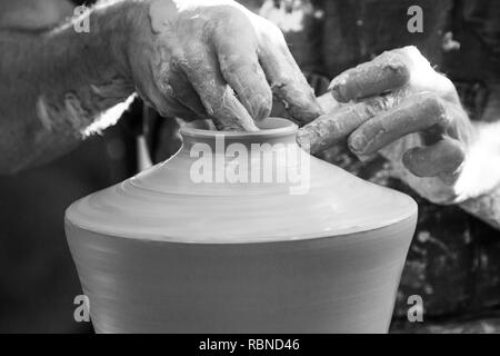 Dettaglio dell'artista potter in officina per scolpire vaso in ceramica, in bianco e nero Foto Stock